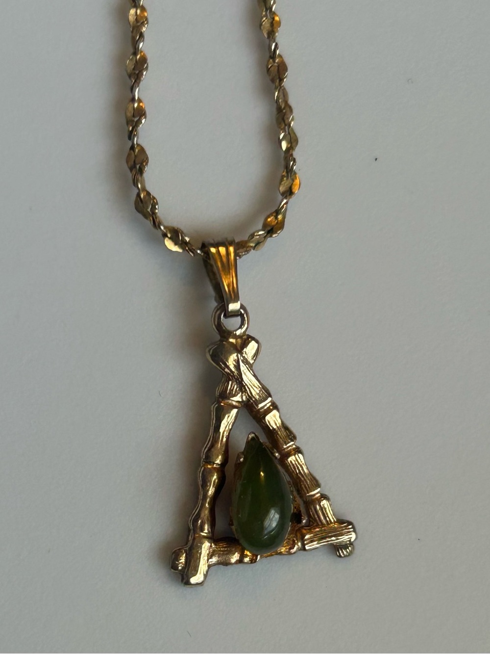 Vintage Faux Jade Pendant Gold Plated Necklace - Picture 4 of 10